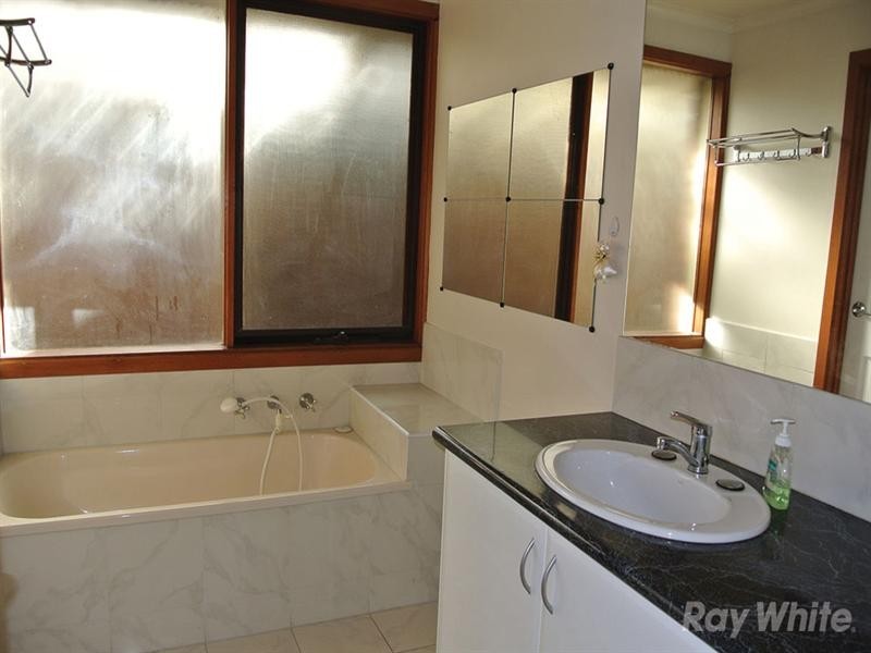 75 Holmbury Boulevard, Mulgrave VIC 3170