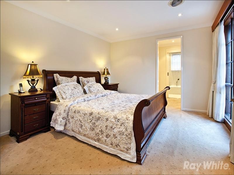 5 Wattleglade Court, Wheelers Hill VIC 3150