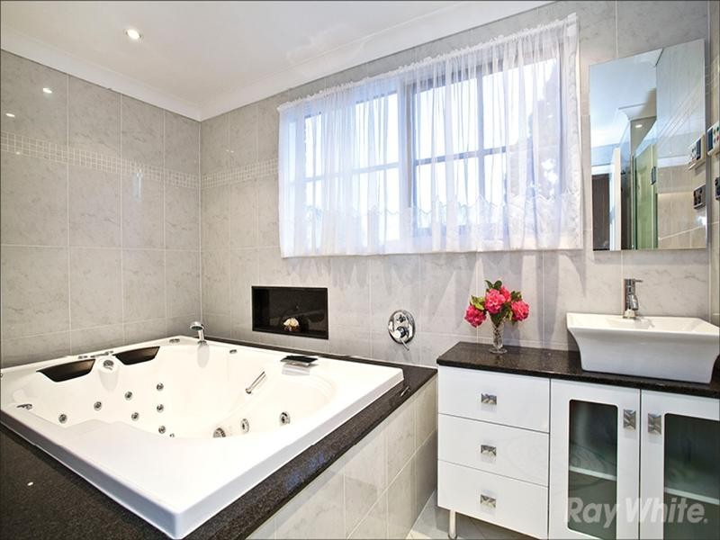 5 Wattleglade Court, Wheelers Hill VIC 3150