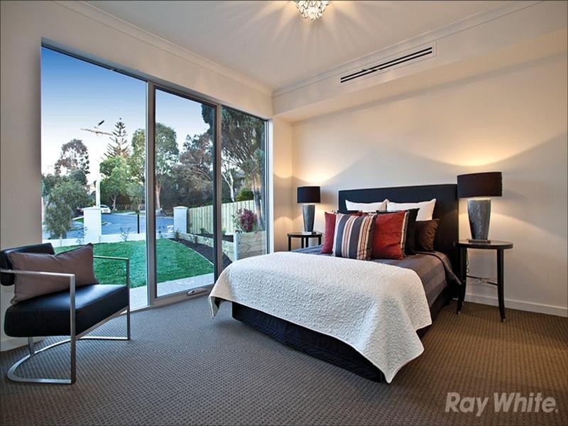 13 Ingleside Crescent, Glen Waverley VIC 3150