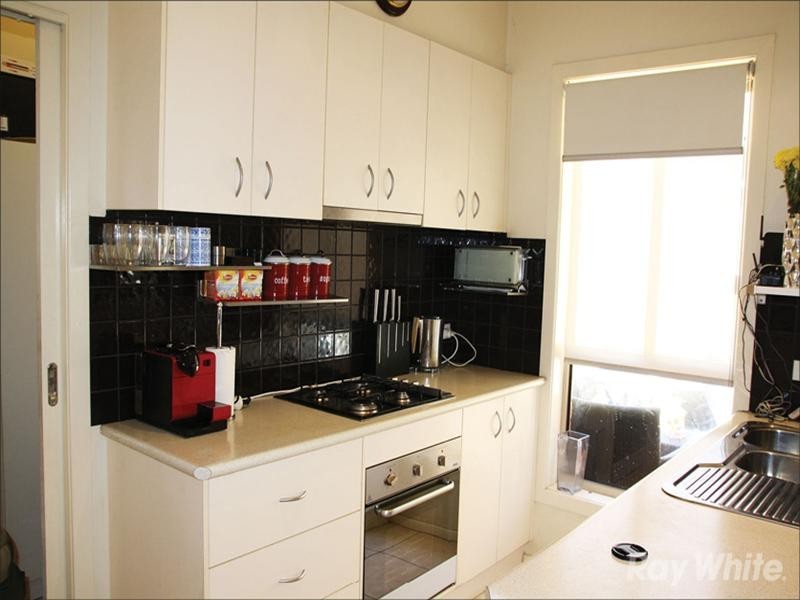 2/18 Carmichael Road, Oakleigh East VIC 3166