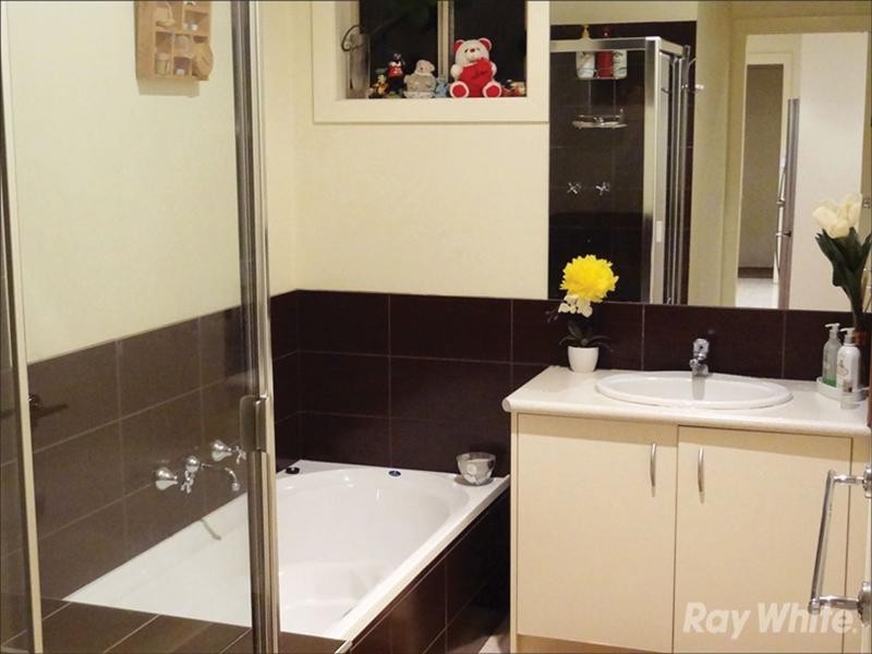2/18 Carmichael Road, Oakleigh East VIC 3166