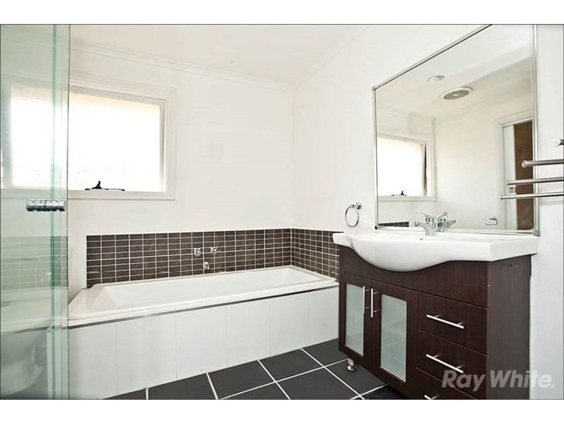 18 Oaktree Drive, Hampton Park VIC 3976