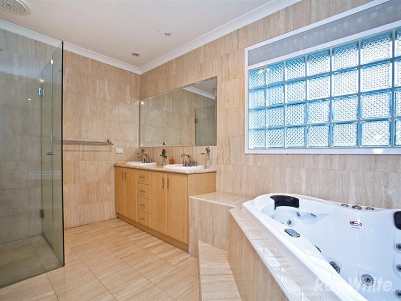 23 Rhodes Drive, Glen Waverley VIC 3150