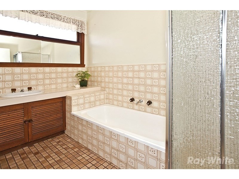 52 Guinevere Parade, Glen Waverley VIC 3150