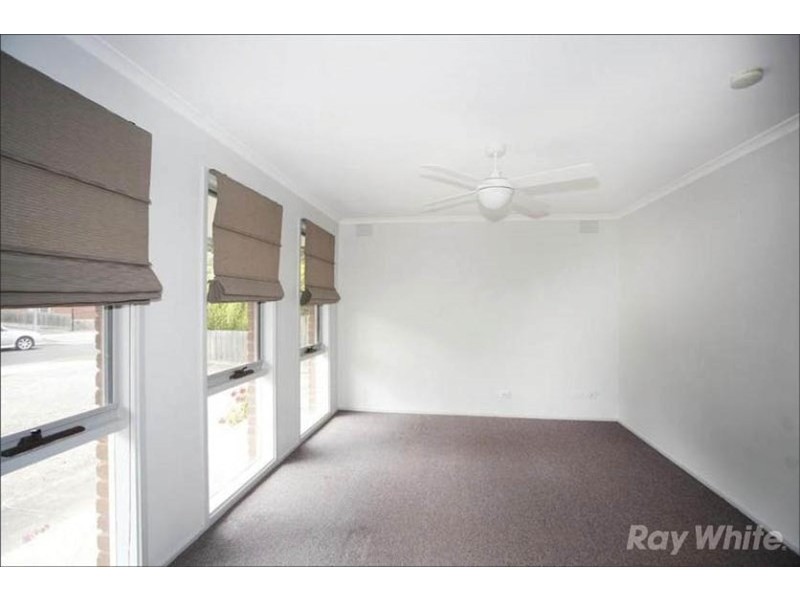 15 Greenlaw Crescent, Berwick VIC 3806