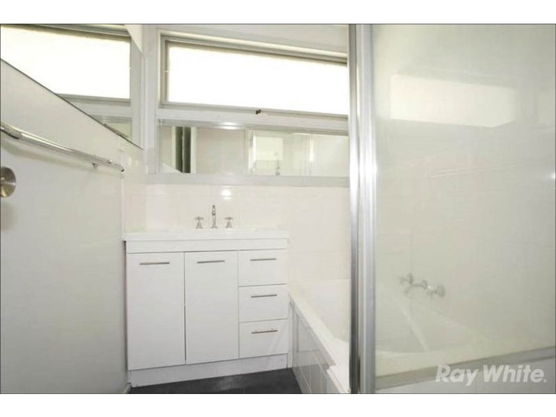 15 Greenlaw Crescent, Berwick VIC 3806