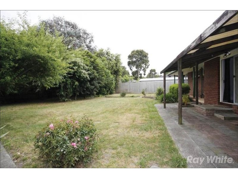 15 Greenlaw Crescent, Berwick VIC 3806