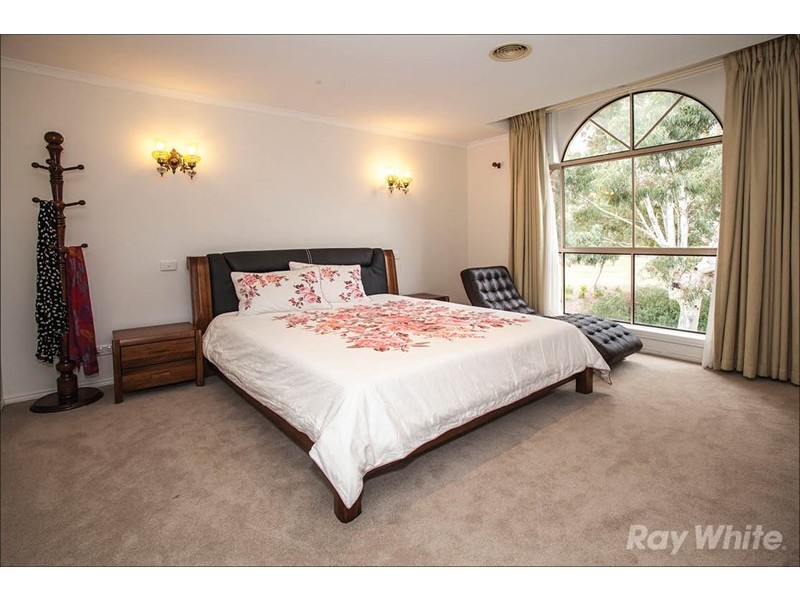 8 Peartree Way, Glen Waverley VIC 3150