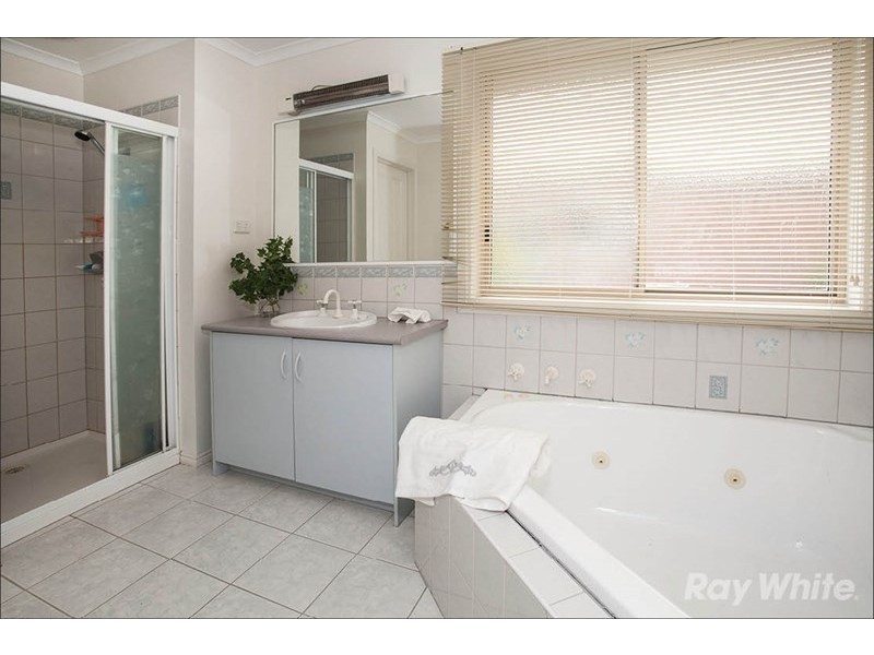 8 Peartree Way, Glen Waverley VIC 3150