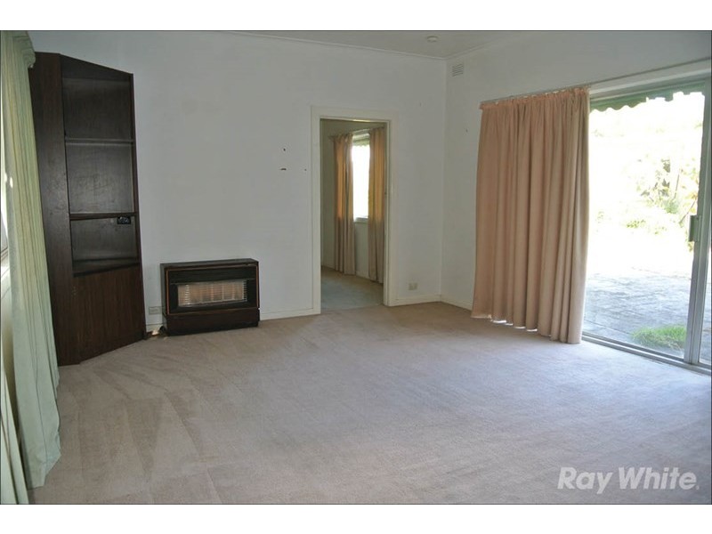 8 Chandler Grove, Burwood VIC 3125