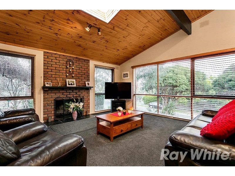 1 Locksley Chase, Vermont VIC 3133