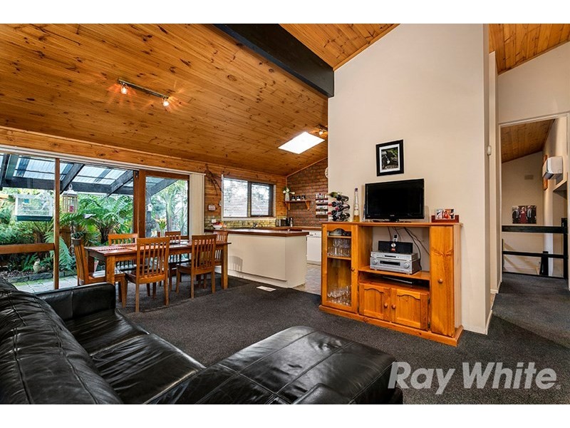 1 Locksley Chase, Vermont VIC 3133