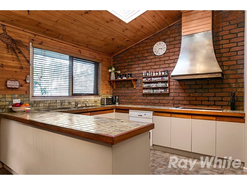 1 Locksley Chase, Vermont VIC 3133