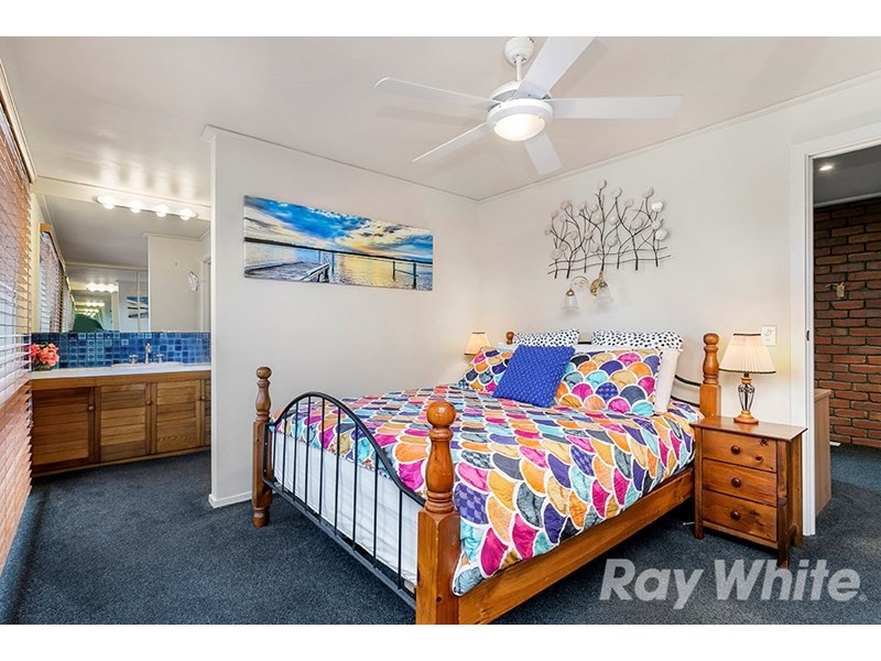 1 Locksley Chase, Vermont VIC 3133