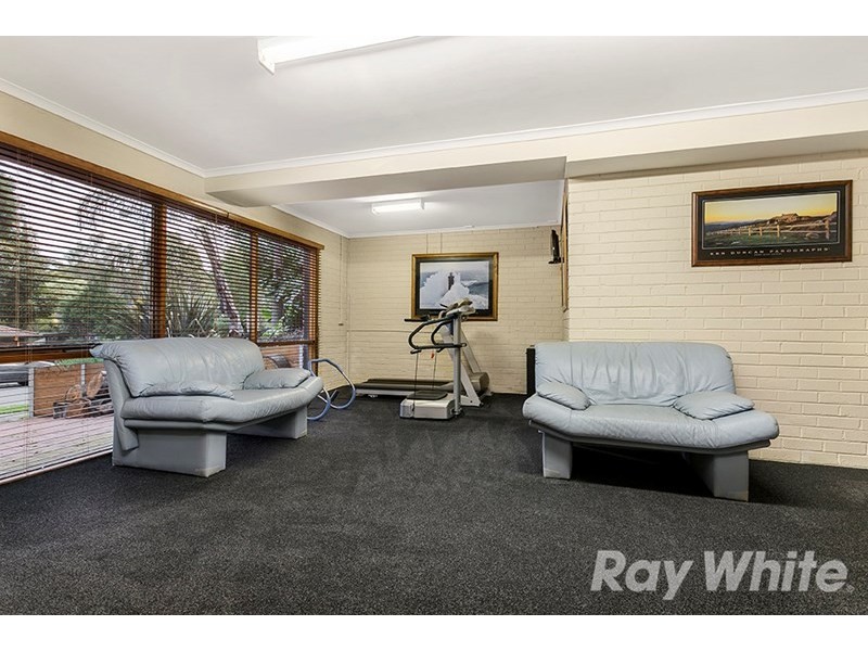 1 Locksley Chase, Vermont VIC 3133