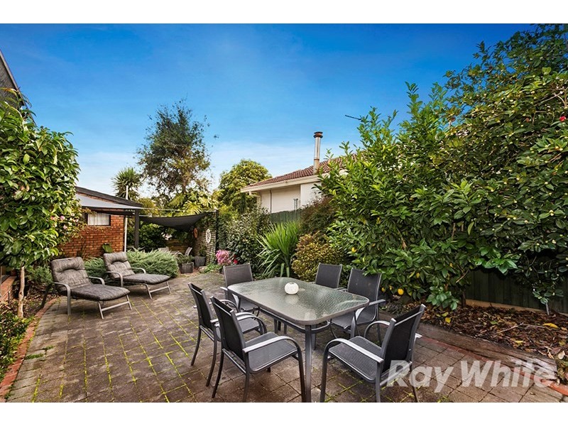 1 Locksley Chase, Vermont VIC 3133