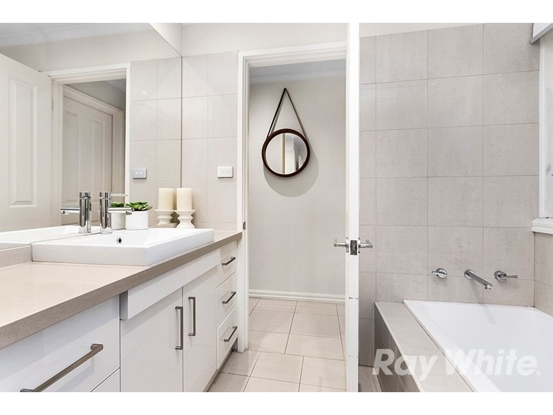 16 Amblecote Crescent, Mulgrave VIC 3170