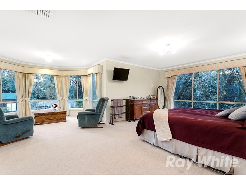 35 Bunker Crescent, Glen Waverley VIC 3150
