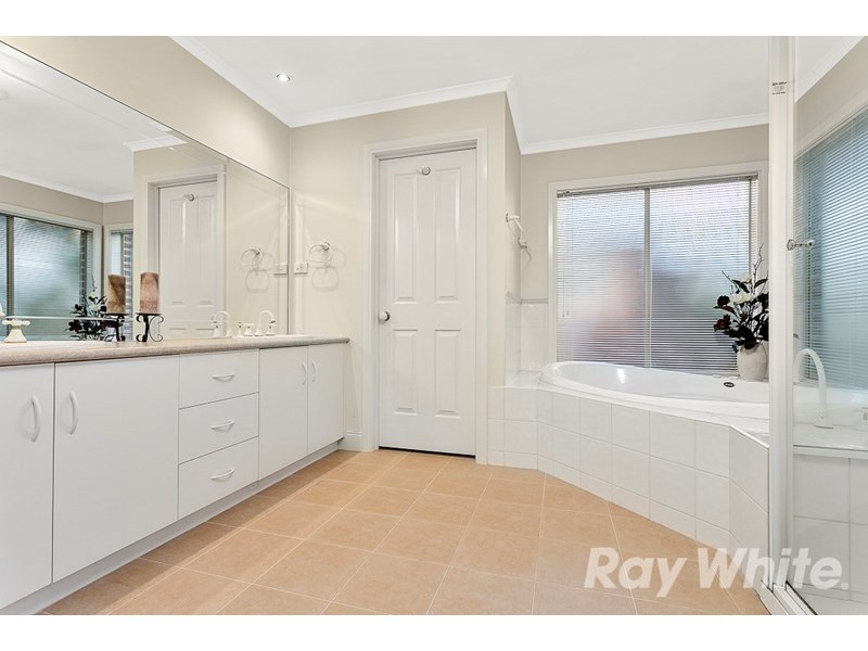 35 Bunker Crescent, Glen Waverley VIC 3150