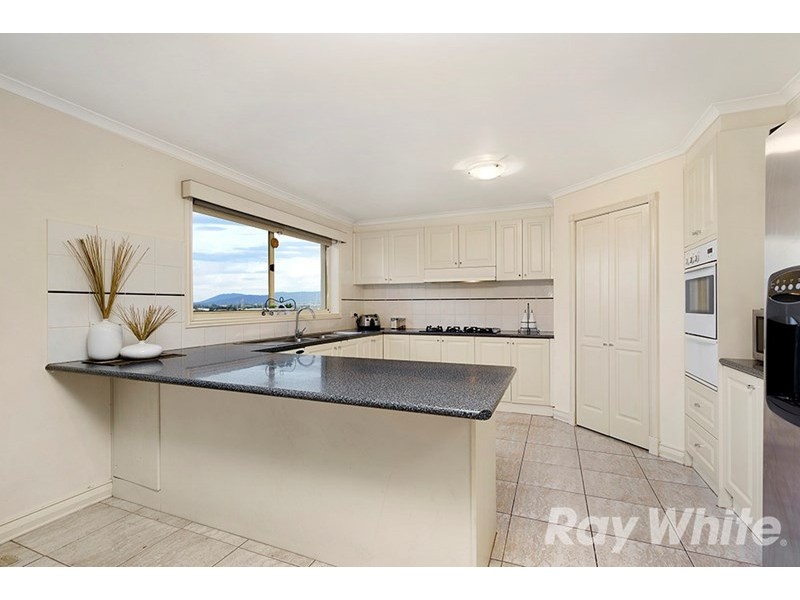 18 Katoomba Drive, Mulgrave VIC 3170