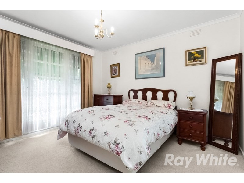 12 Robinlee Avenue, Burwood East VIC 3151