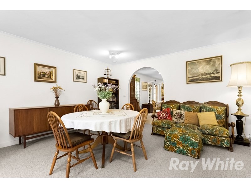 12 Robinlee Avenue, Burwood East VIC 3151