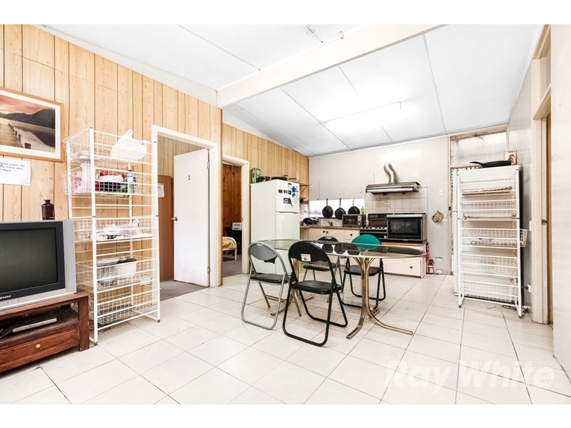 4 Ian Grove, Burwood VIC 3125