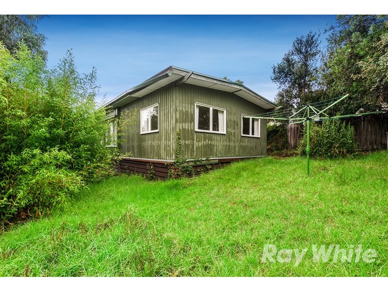 4 Ian Grove, Burwood VIC 3125