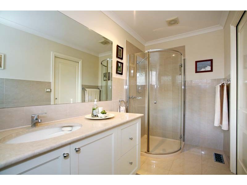 35 Lancelot Crescent, Glen Waverley VIC 3150