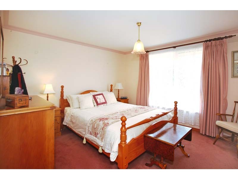 33 Earlwood Drive, Wheelers Hill VIC 3150