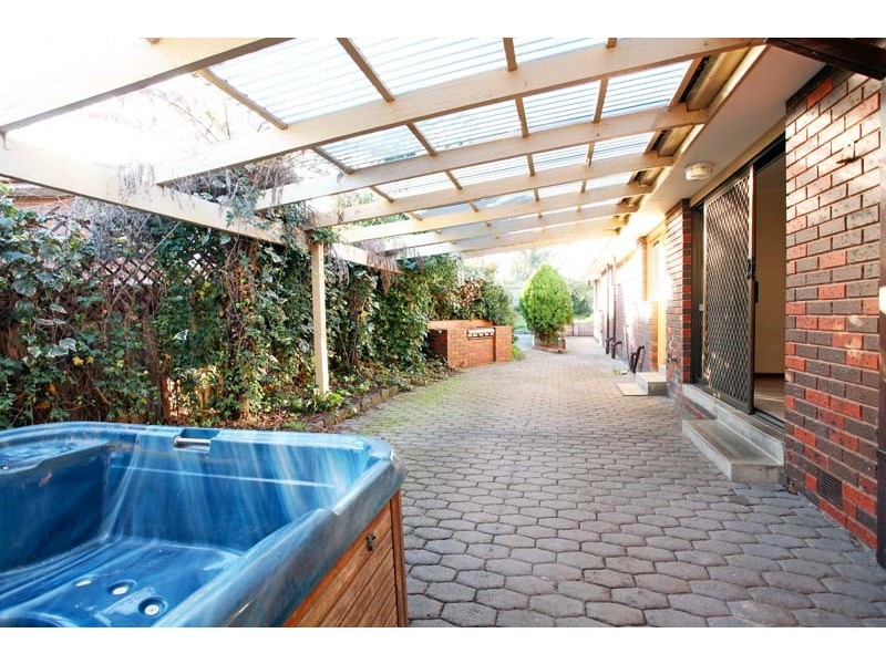 2 Poets Court, Glen Waverley VIC 3150