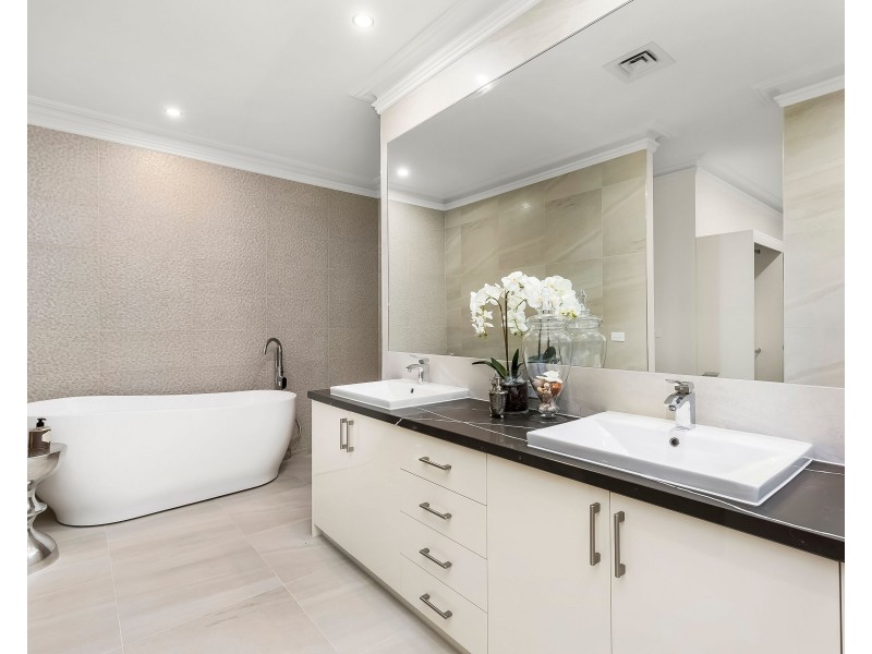 5 Dunscombe Avenue, Glen Waverley VIC 3150