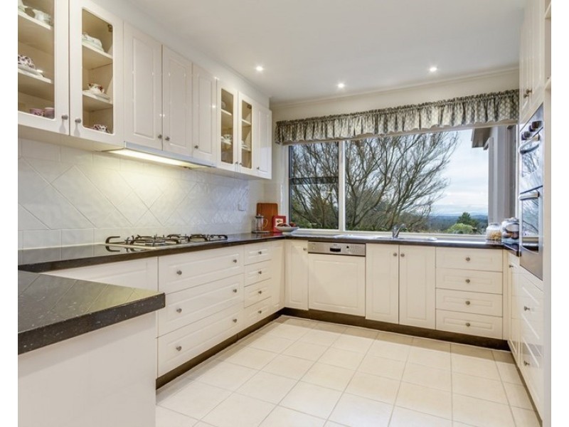 13 Caithness Crescent, Glen Waverley VIC 3150