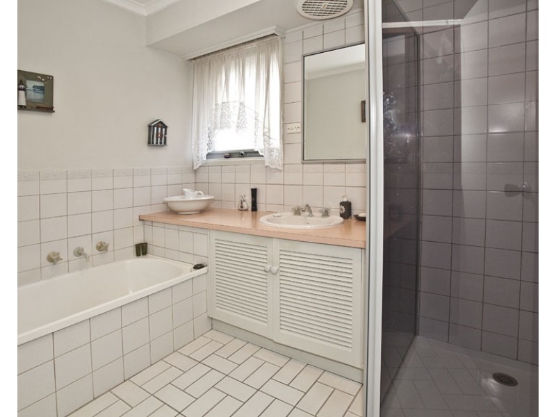 10 Newton Grove, Glen Waverley VIC 3150