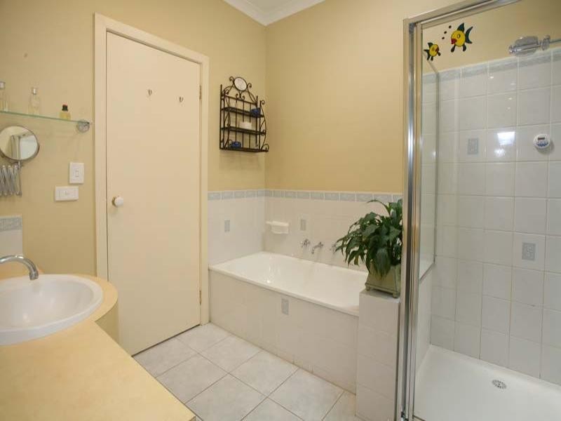 2/11 Coolac Street, Chadstone VIC 3148