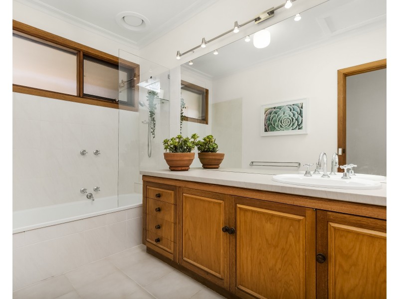 25 Rowitta Drive, Glen Waverley VIC 3150