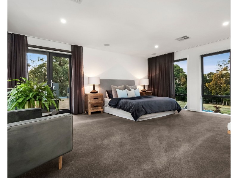 2 Hertford Crescent, Wheelers Hill VIC 3150