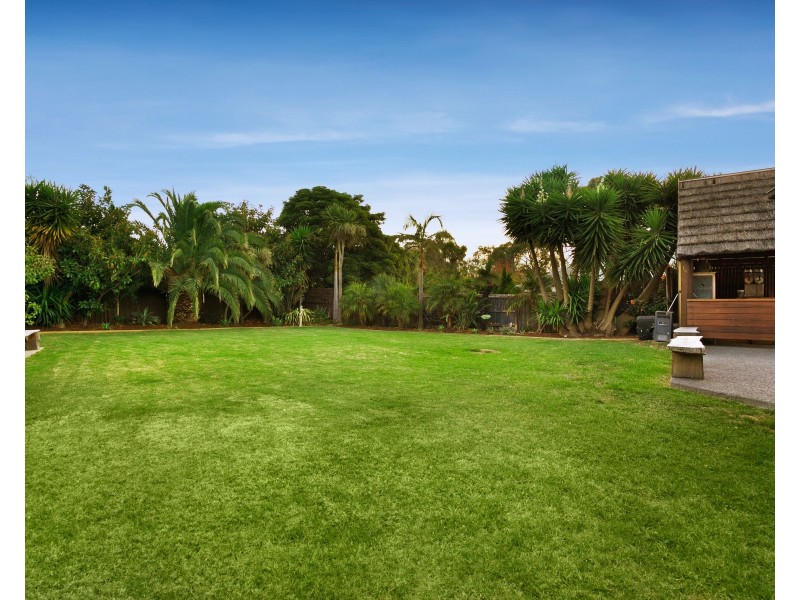 2 Hertford Crescent, Wheelers Hill VIC 3150