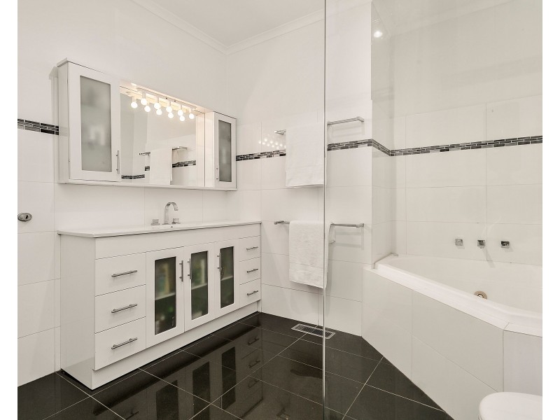 6 Highview Grove, Burwood East VIC 3151