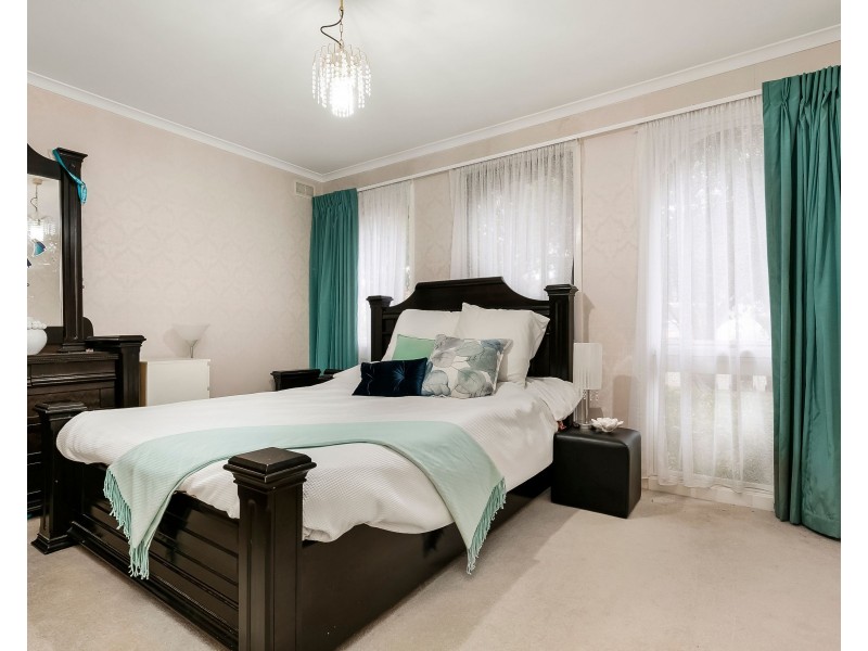 18 Knights Drive, Glen Waverley VIC 3150