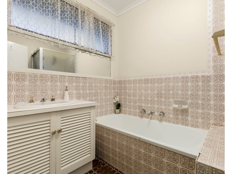 18 Knights Drive, Glen Waverley VIC 3150
