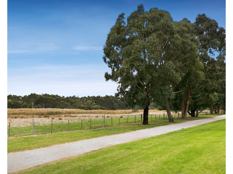 18 Knights Drive, Glen Waverley VIC 3150