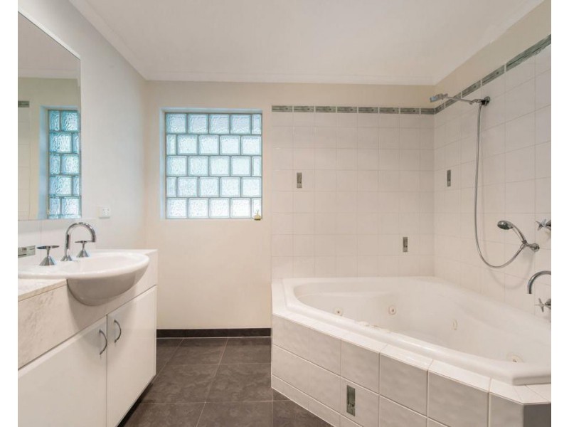 4 Chartwell Drive, Wantirna VIC 3152