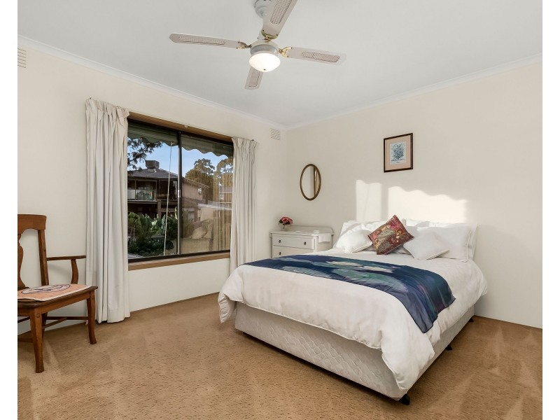 8 Midlothian Place, Glen Waverley VIC 3150