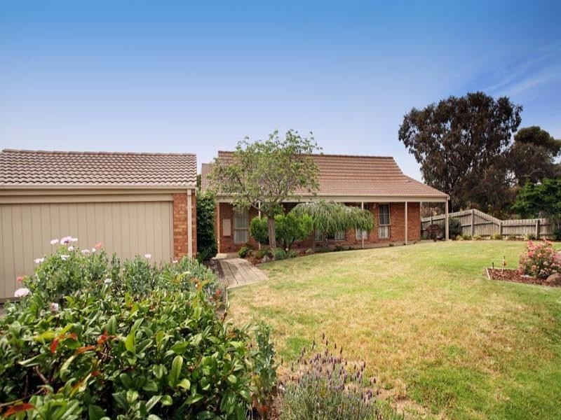 2 Eaton Place, Wheelers Hill VIC 3150