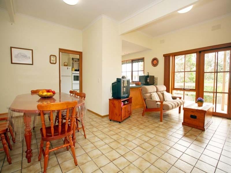 2 Eaton Place, Wheelers Hill VIC 3150
