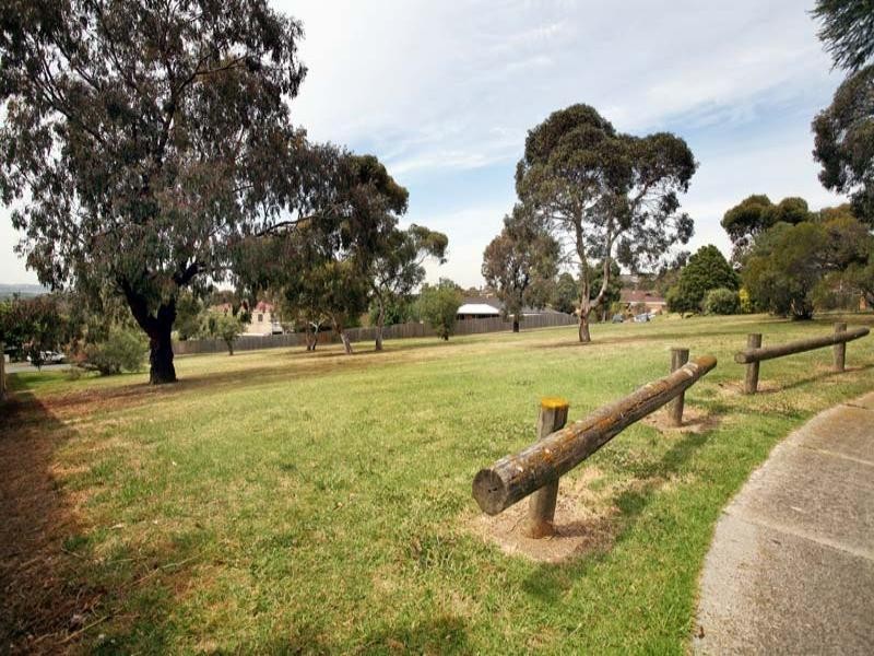 2 Eaton Place, Wheelers Hill VIC 3150