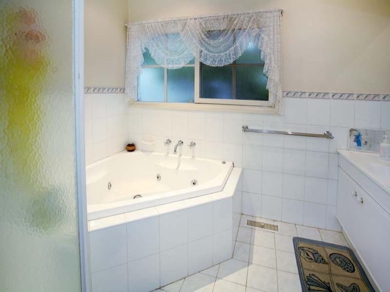 102 Bogong Avenue, Glen Waverley VIC 3150