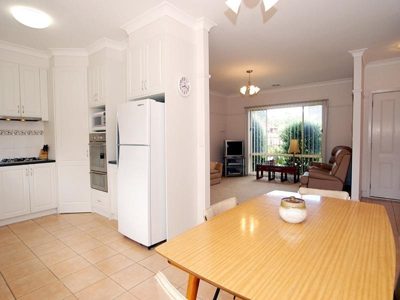 2/97 Winmalee Drive, Glen Waverley VIC 3150